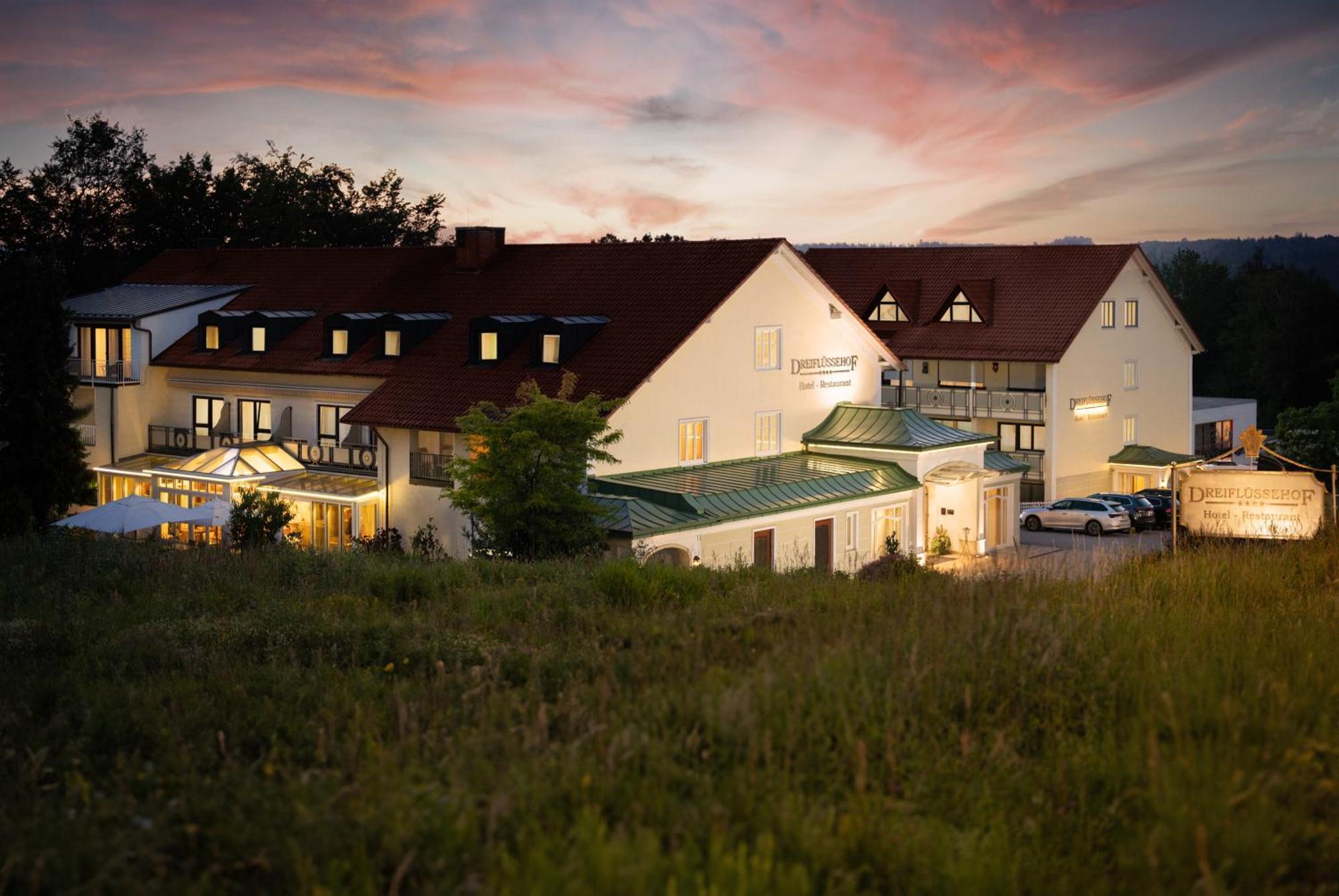 Hotel Dreifluessehof Passau Bagian luar foto
