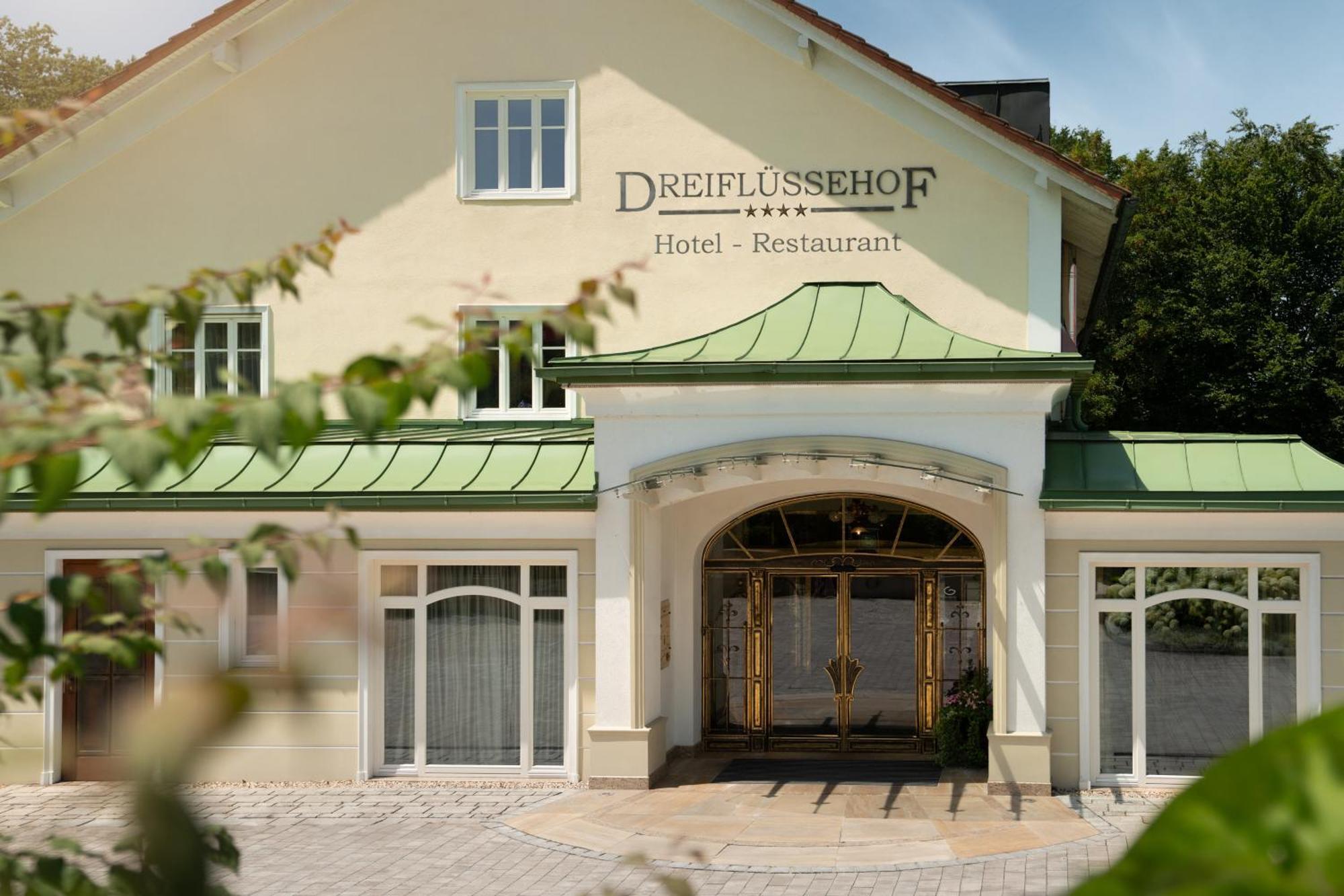 Hotel Dreifluessehof Passau Bagian luar foto